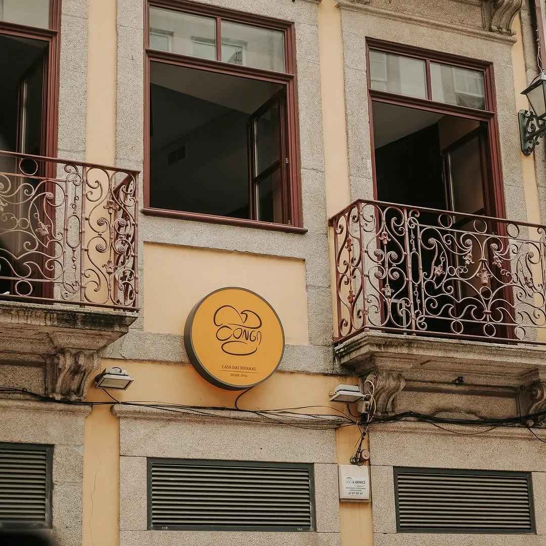 A fachada da Conga no Bonjardim, com o letreiro redondo