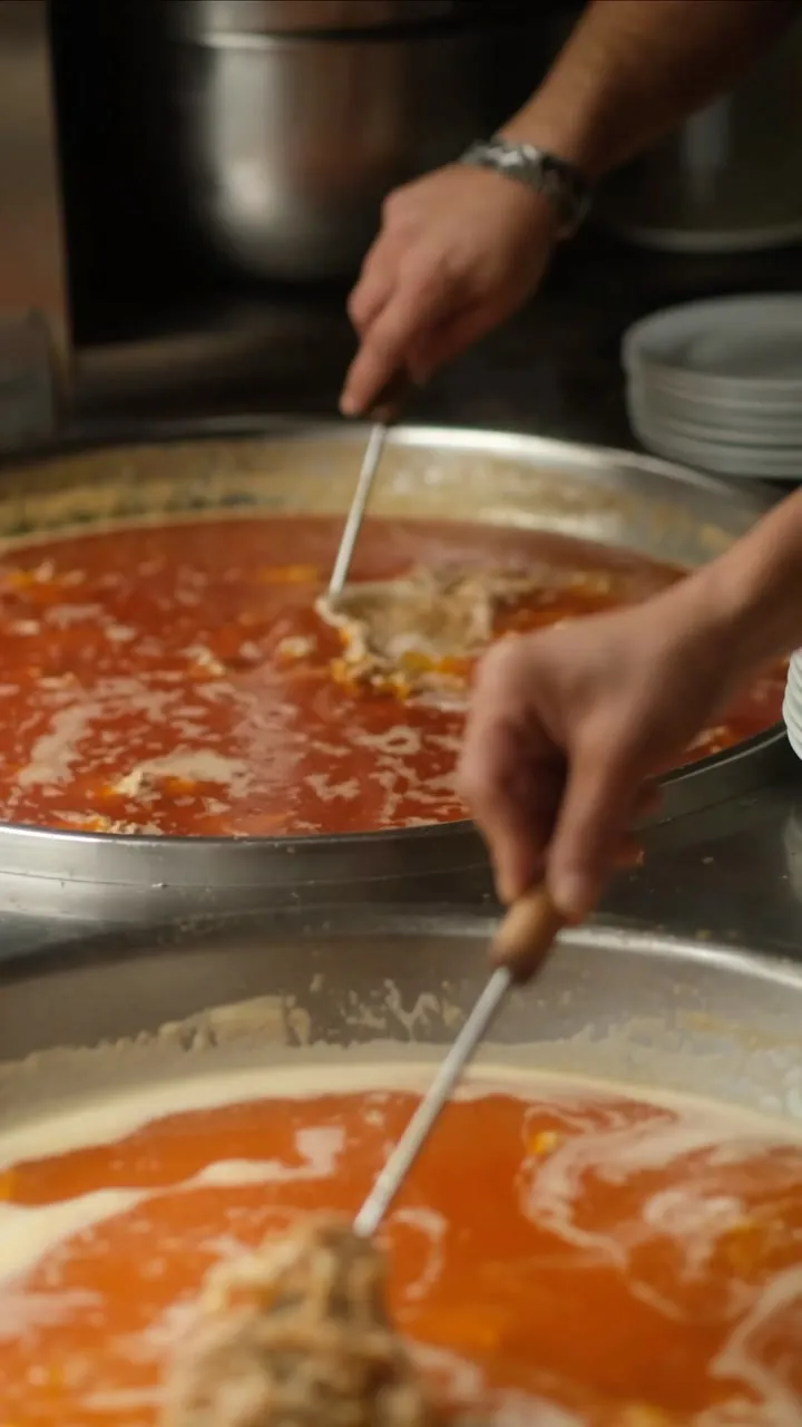 Dois tachos de molho picante, com as conchas